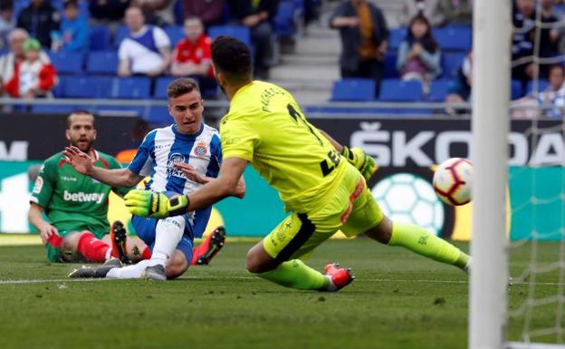 Pedrosa marca el primer gol del Espanyol. 