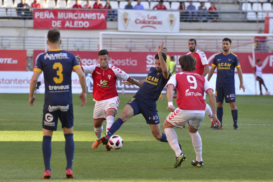 Galería. Una disputa durante el derbi murcinao.