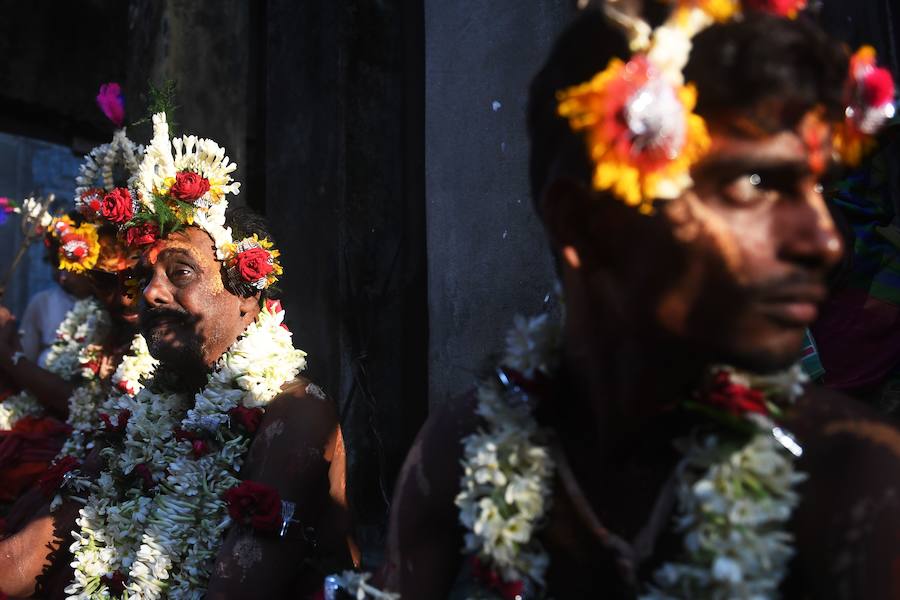 Este festival dura un mes y termina con el comienzo Del año nuevo bengalí en el mes de abril. El objetivo principal de este festival es celebrar el matrimonio del sol y la tierra.