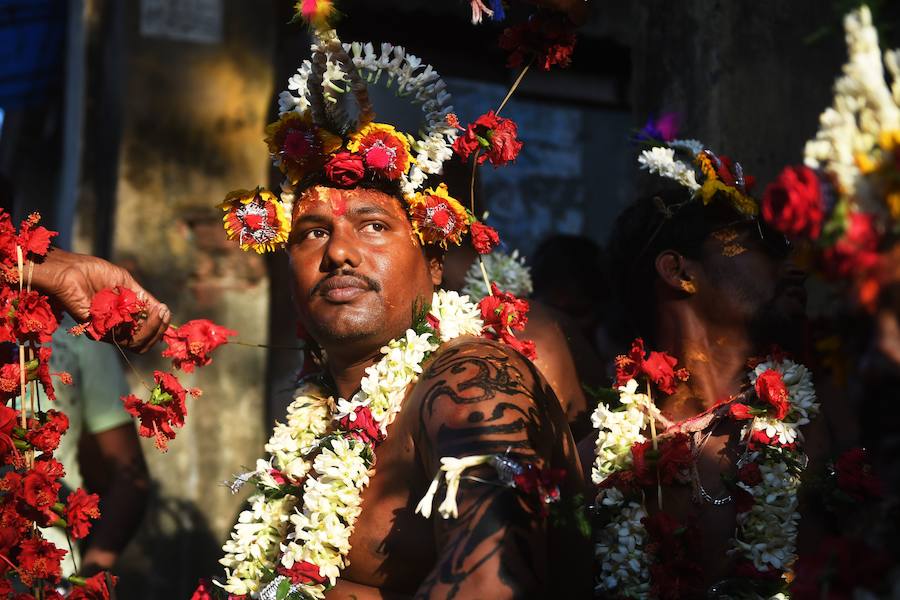 Este festival dura un mes y termina con el comienzo Del año nuevo bengalí en el mes de abril. El objetivo principal de este festival es celebrar el matrimonio del sol y la tierra.