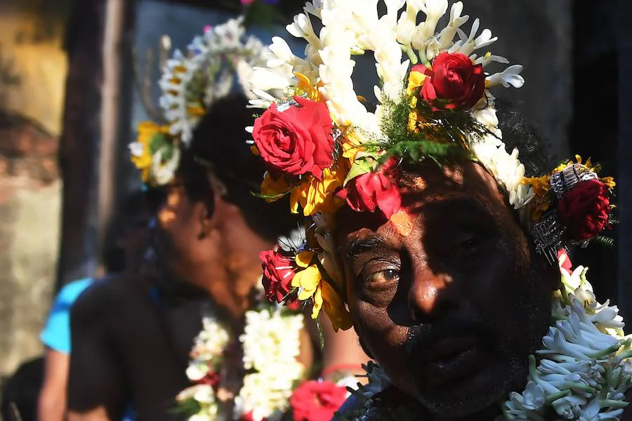 Este festival dura un mes y termina con el comienzo Del año nuevo bengalí en el mes de abril. El objetivo principal de este festival es celebrar el matrimonio del sol y la tierra.