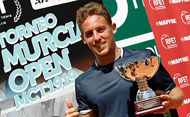 Roberto Carballés con su trofeo del ATP Challenger de Murcia.