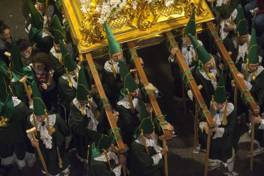 El cortejo que inicia su estación de penitencia en el corazón de la ciudad estrenó gallo en el paso de San Pedro Arrepentido