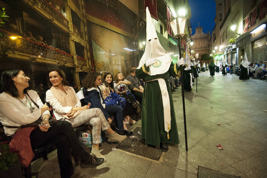 El cortejo que inicia su estación de penitencia en el corazón de la ciudad estrenó gallo en el paso de San Pedro Arrepentido