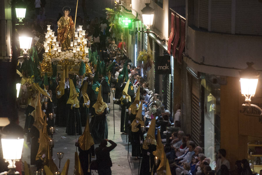 El cortejo que inicia su estación de penitencia en el corazón de la ciudad estrenó gallo en el paso de San Pedro Arrepentido