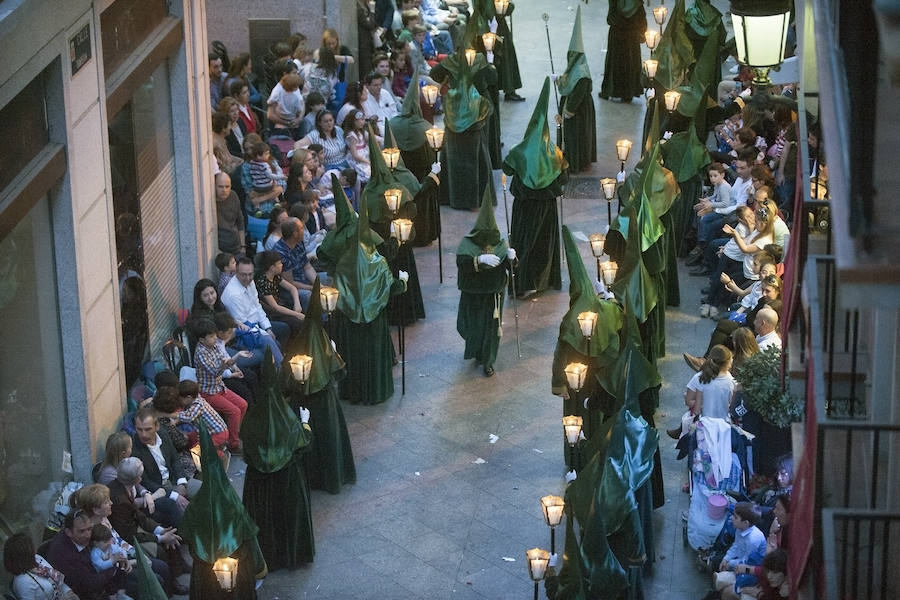 El cortejo que inicia su estación de penitencia en el corazón de la ciudad estrenó gallo en el paso de San Pedro Arrepentido