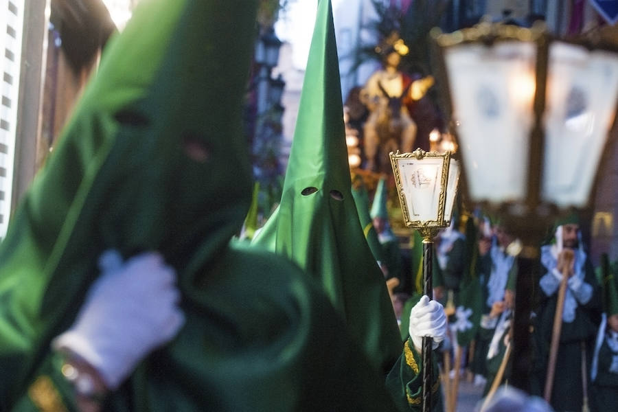 El cortejo que inicia su estación de penitencia en el corazón de la ciudad estrenó gallo en el paso de San Pedro Arrepentido