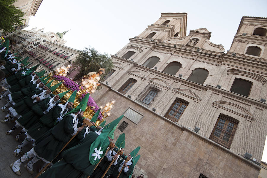 El cortejo que inicia su estación de penitencia en el corazón de la ciudad estrenó gallo en el paso de San Pedro Arrepentido