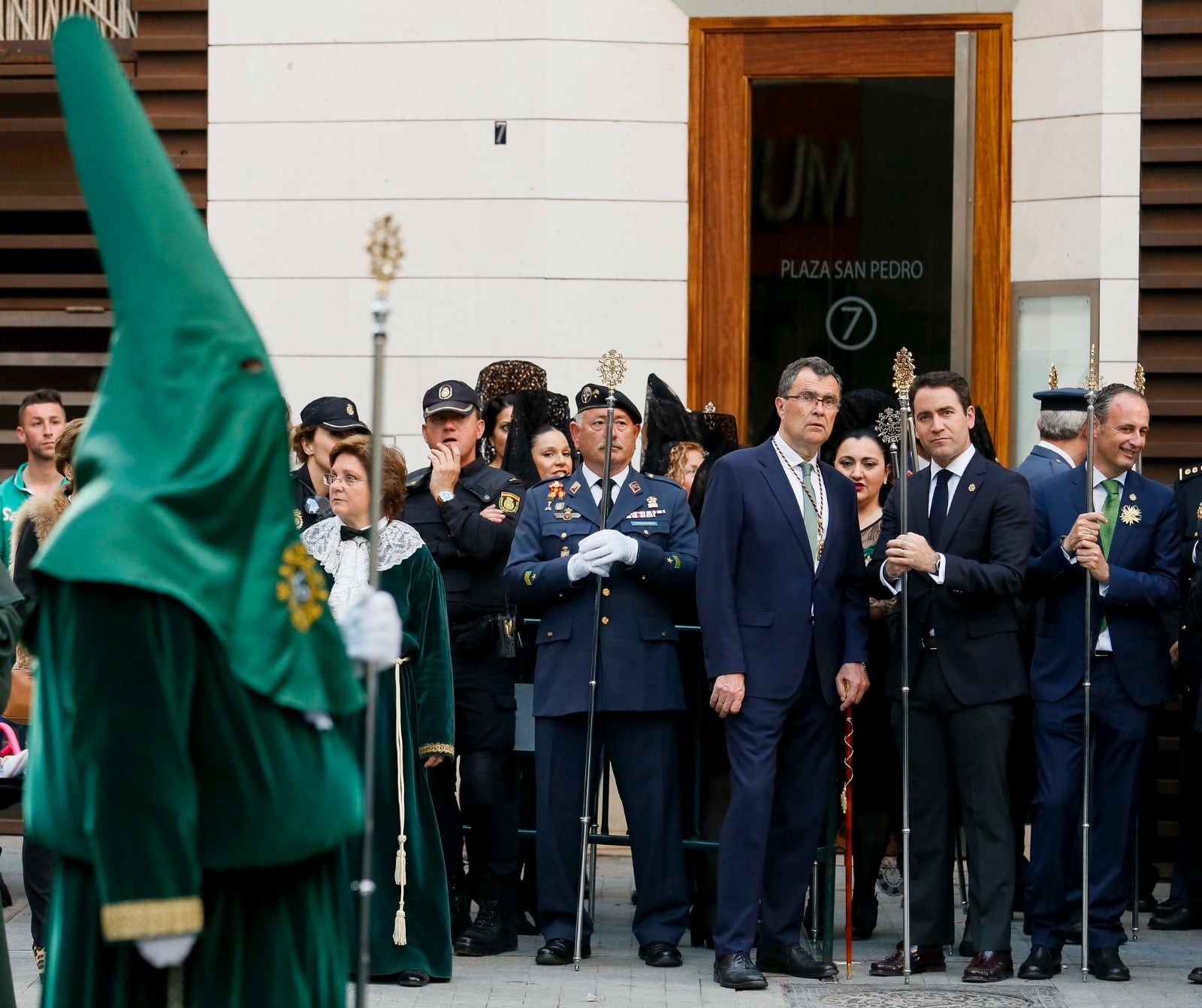 El cortejo que inicia su estación de penitencia en el corazón de la ciudad estrenó gallo en el paso de San Pedro Arrepentido