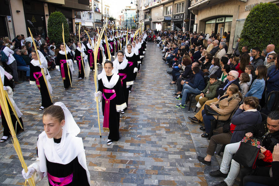 Hebreos y nazarenos californios representan la entrada de Jesús en Jerusalén