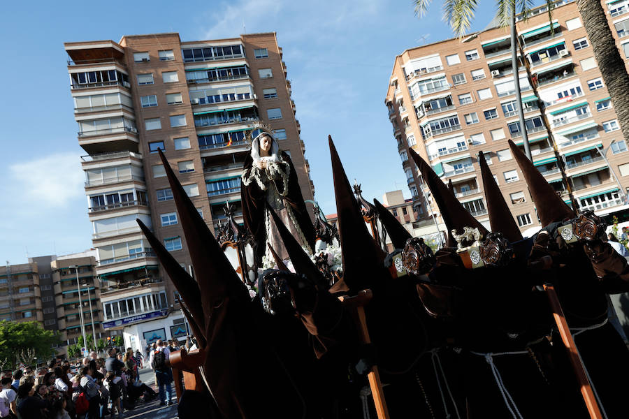 La cofradía que parte de los Capuchinos inauguró la tarde del sábado con sus tradicionales túnicas franciscanas. Junto al Crucificado de ojos azules desfiló Santa María de los Ángeles en un recogido desfile