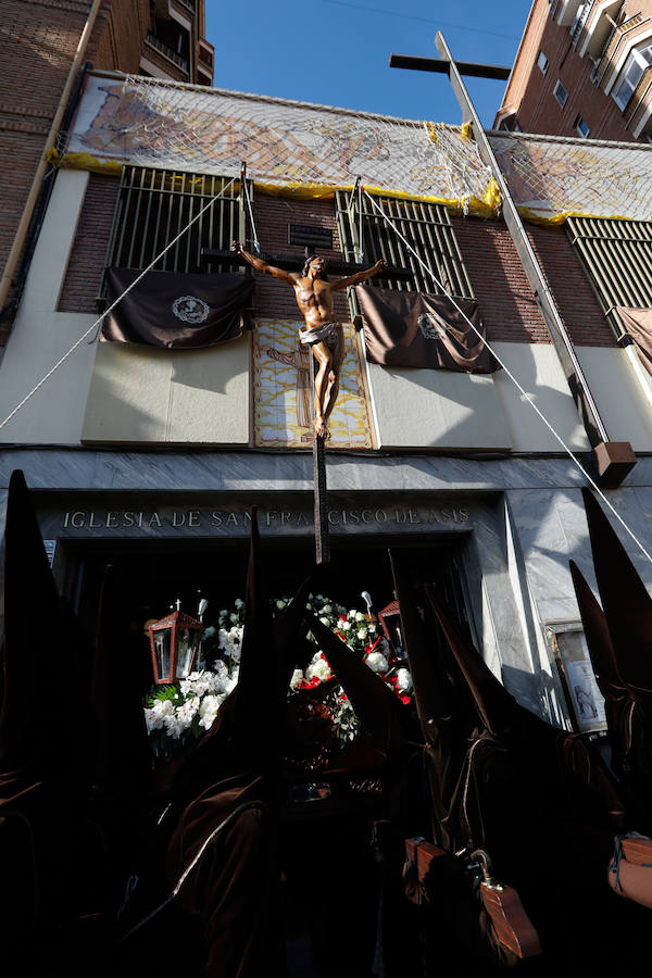 La cofradía que parte de los Capuchinos inauguró la tarde del sábado con sus tradicionales túnicas franciscanas. Junto al Crucificado de ojos azules desfiló Santa María de los Ángeles en un recogido desfile