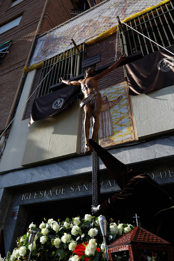 La cofradía que parte de los Capuchinos inauguró la tarde del sábado con sus tradicionales túnicas franciscanas. Junto al Crucificado de ojos azules desfiló Santa María de los Ángeles en un recogido desfile