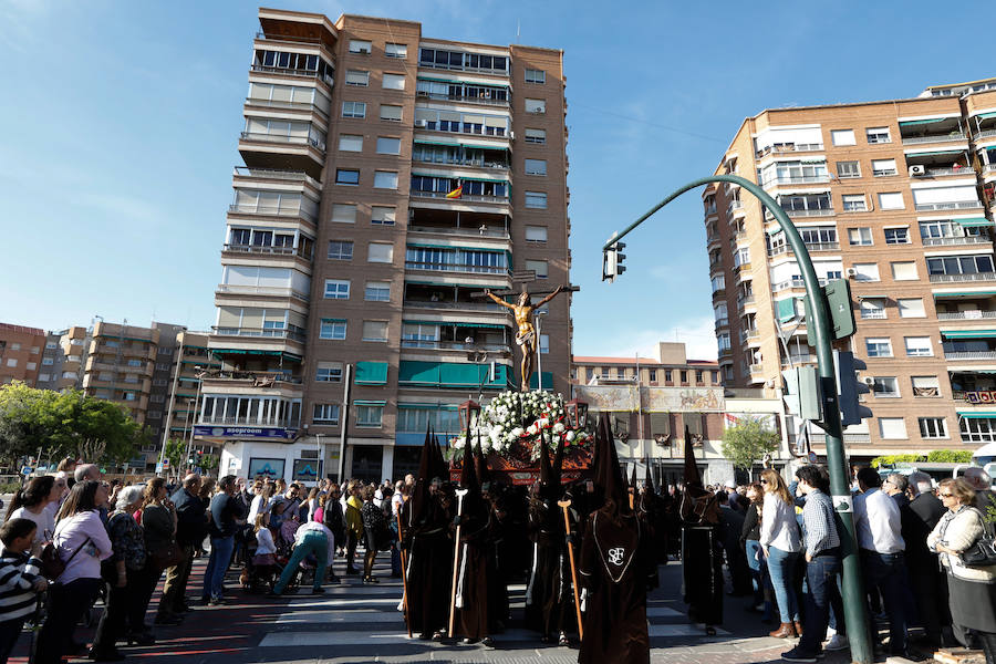 La cofradía que parte de los Capuchinos inauguró la tarde del sábado con sus tradicionales túnicas franciscanas. Junto al Crucificado de ojos azules desfiló Santa María de los Ángeles en un recogido desfile