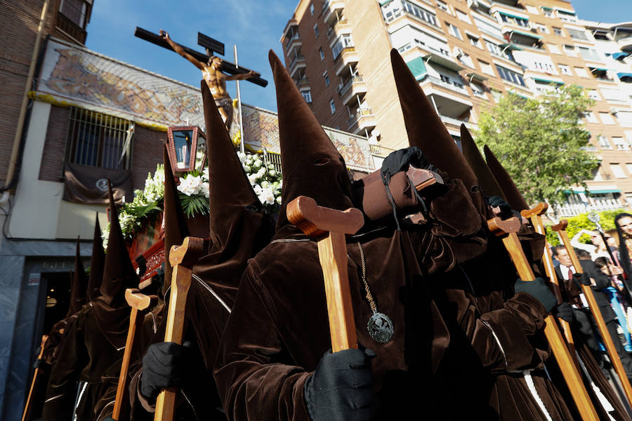 La cofradía que parte de los Capuchinos inauguró la tarde del sábado con sus tradicionales túnicas franciscanas. Junto al Crucificado de ojos azules desfiló Santa María de los Ángeles en un recogido desfile