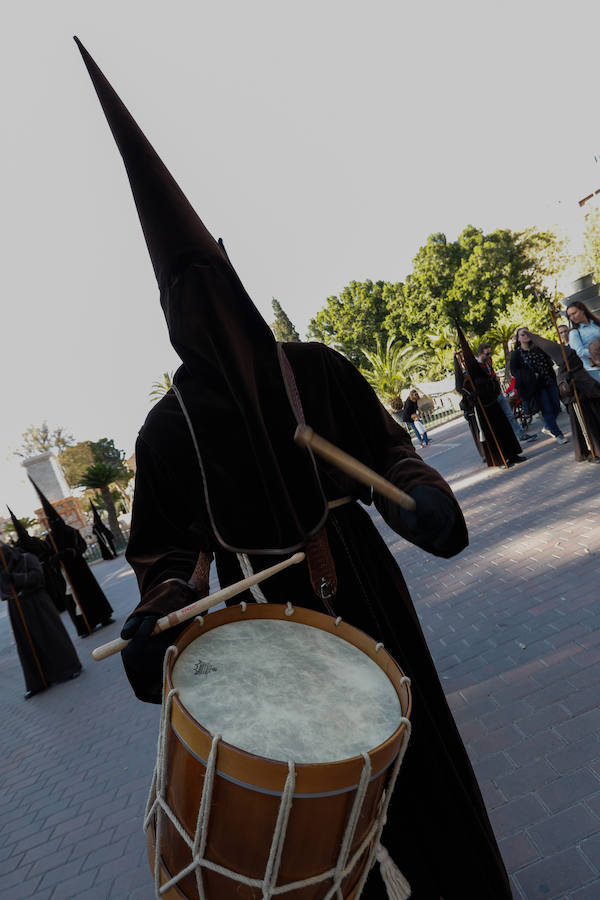 La cofradía que parte de los Capuchinos inauguró la tarde del sábado con sus tradicionales túnicas franciscanas. Junto al Crucificado de ojos azules desfiló Santa María de los Ángeles en un recogido desfile