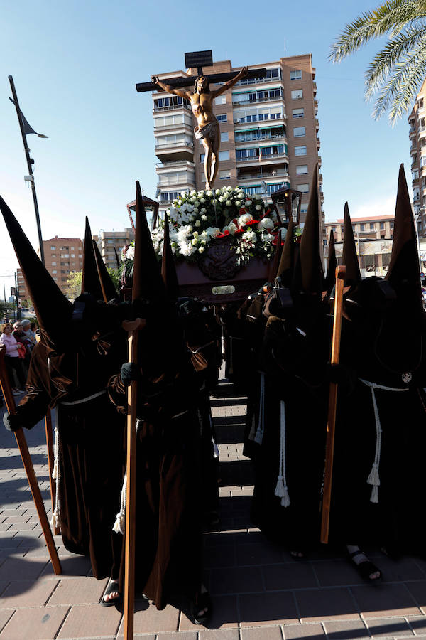 La cofradía que parte de los Capuchinos inauguró la tarde del sábado con sus tradicionales túnicas franciscanas. Junto al Crucificado de ojos azules desfiló Santa María de los Ángeles en un recogido desfile