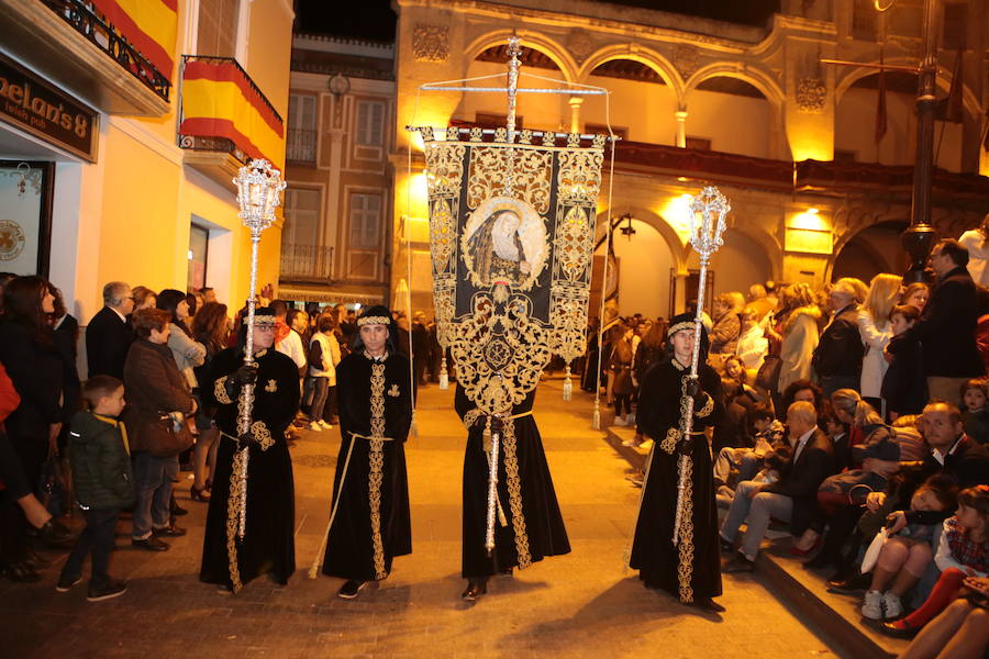 La imagen titular de la Hermandad protagonizó la procesión de mayor recogimiento de la Semana Santa. La talla de Sánchez Lozano recorrió la zona monumental en su trono en andas portado por profesionales del Derecho