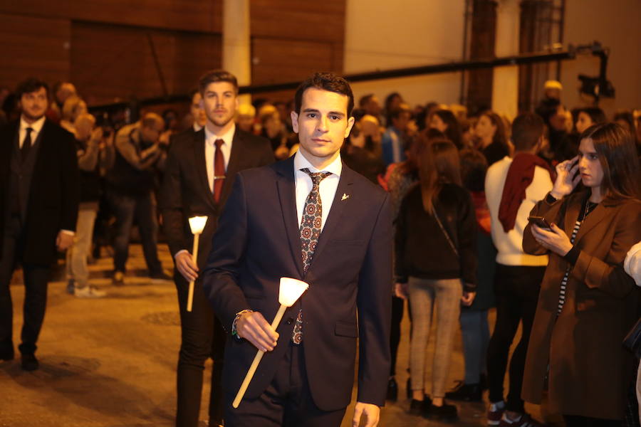 La imagen titular de la Hermandad protagonizó la procesión de mayor recogimiento de la Semana Santa. La talla de Sánchez Lozano recorrió la zona monumental en su trono en andas portado por profesionales del Derecho