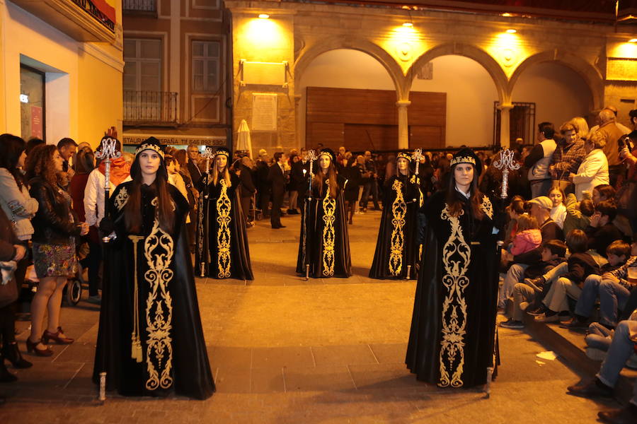La imagen titular de la Hermandad protagonizó la procesión de mayor recogimiento de la Semana Santa. La talla de Sánchez Lozano recorrió la zona monumental en su trono en andas portado por profesionales del Derecho