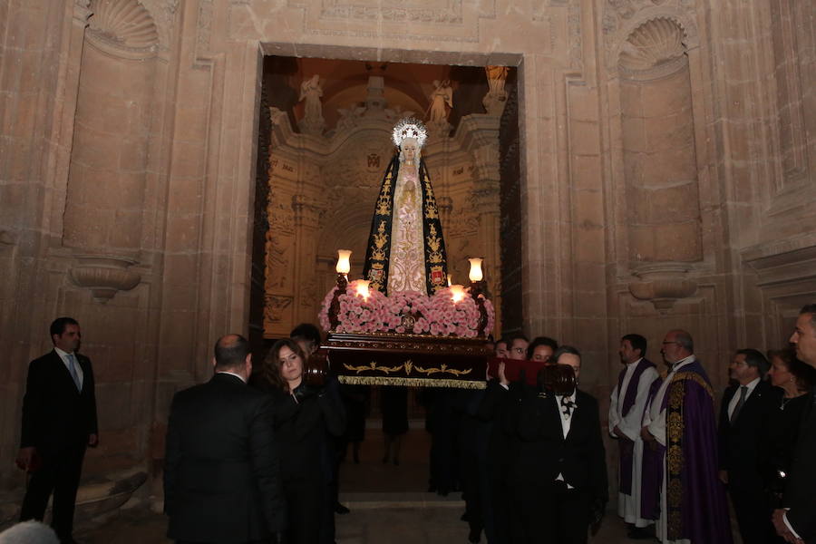 La imagen titular de la Hermandad protagonizó la procesión de mayor recogimiento de la Semana Santa. La talla de Sánchez Lozano recorrió la zona monumental en su trono en andas portado por profesionales del Derecho