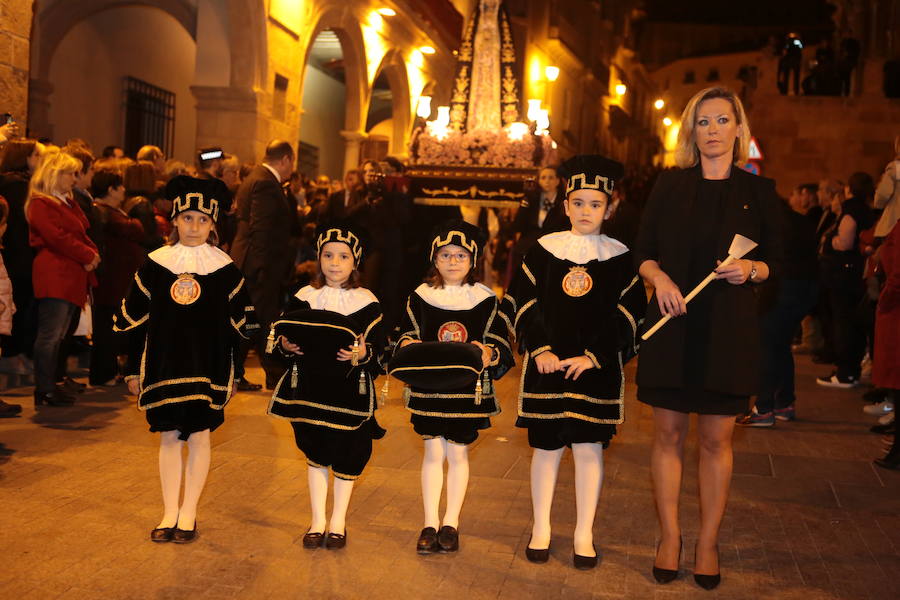 La imagen titular de la Hermandad protagonizó la procesión de mayor recogimiento de la Semana Santa. La talla de Sánchez Lozano recorrió la zona monumental en su trono en andas portado por profesionales del Derecho