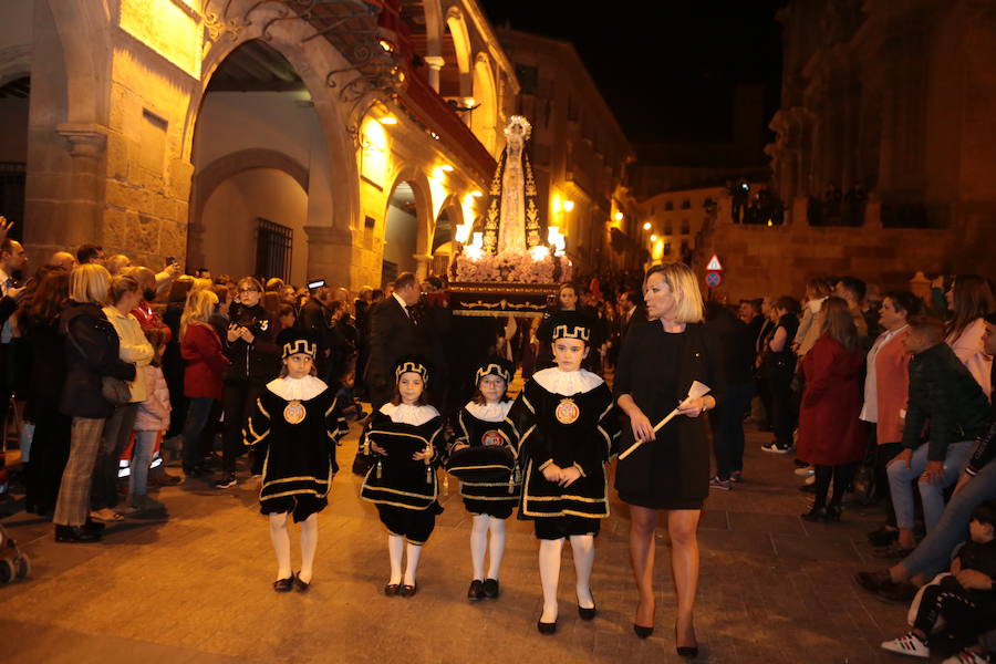 La imagen titular de la Hermandad protagonizó la procesión de mayor recogimiento de la Semana Santa. La talla de Sánchez Lozano recorrió la zona monumental en su trono en andas portado por profesionales del Derecho