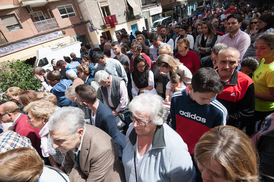 La iglesia de San Antolín acoge a cientos de fieles en el tradicional besapié previo a la procesión del Lunes Santo