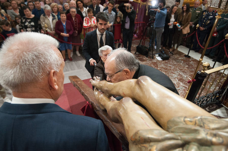 La iglesia de San Antolín acoge a cientos de fieles en el tradicional besapié previo a la procesión del Lunes Santo