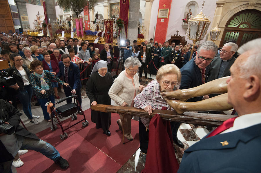 La iglesia de San Antolín acoge a cientos de fieles en el tradicional besapié previo a la procesión del Lunes Santo