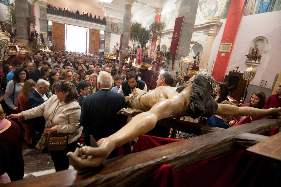 La iglesia de San Antolín acoge a cientos de fieles en el tradicional besapié previo a la procesión del Lunes Santo