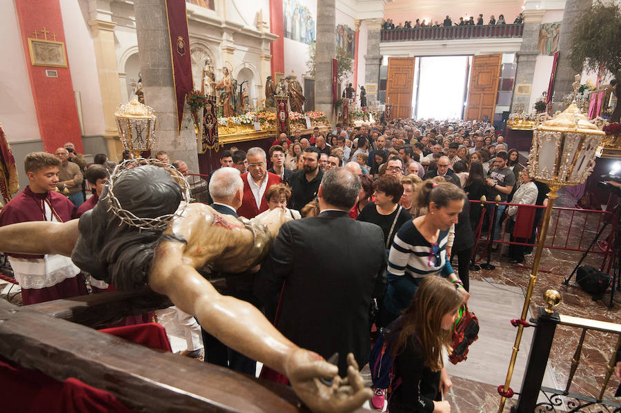 La iglesia de San Antolín acoge a cientos de fieles en el tradicional besapié previo a la procesión del Lunes Santo