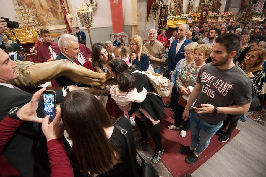 La iglesia de San Antolín acoge a cientos de fieles en el tradicional besapié previo a la procesión del Lunes Santo