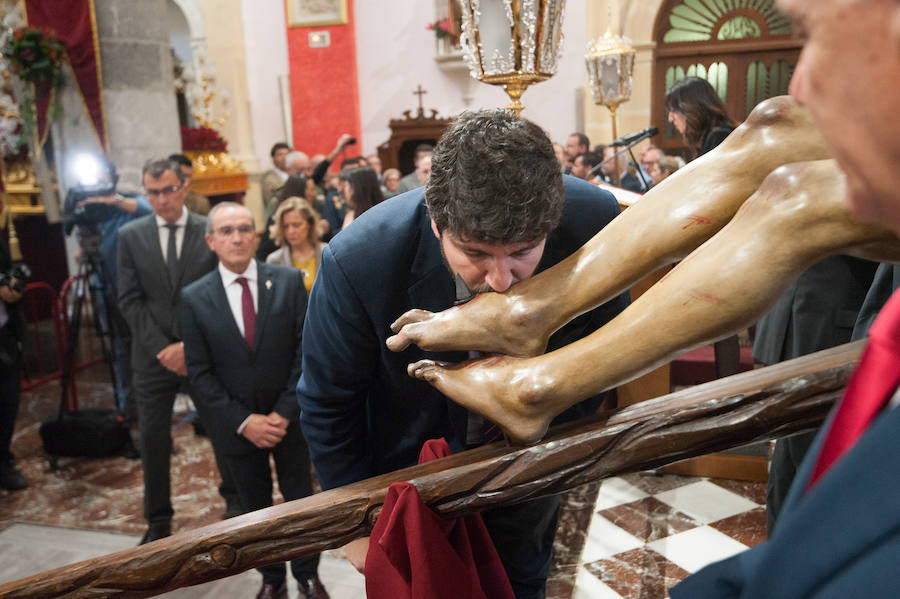 La iglesia de San Antolín acoge a cientos de fieles en el tradicional besapié previo a la procesión del Lunes Santo