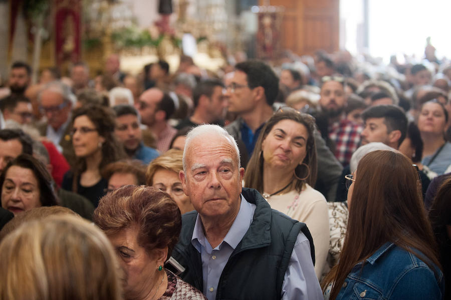 La iglesia de San Antolín acoge a cientos de fieles en el tradicional besapié previo a la procesión del Lunes Santo