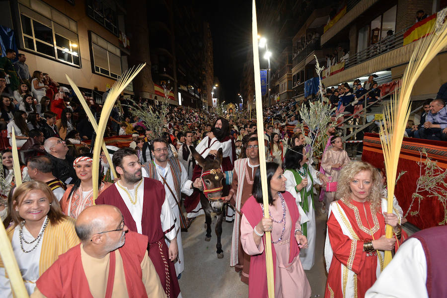 El pueblo hebreo inunda la carrera con los más de 1.000 figurantes que acompañaron a Jesús. La caballería de la reina de Saba puso en pie a los espectadore