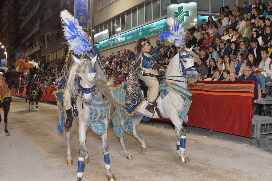 El pueblo hebreo inunda la carrera con los más de 1.000 figurantes que acompañaron a Jesús. La caballería de la reina de Saba puso en pie a los espectadore