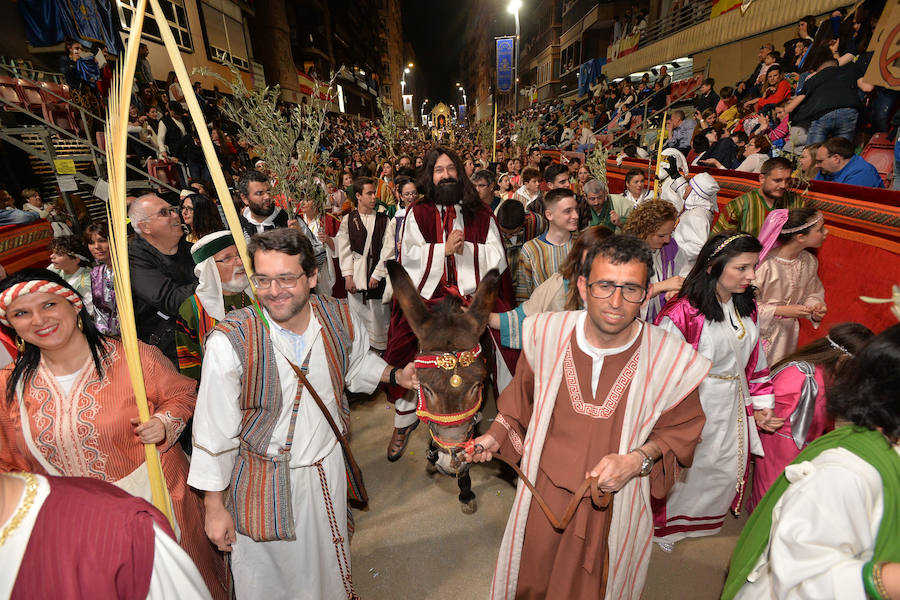 El pueblo hebreo inunda la carrera con los más de 1.000 figurantes que acompañaron a Jesús. La caballería de la reina de Saba puso en pie a los espectadore