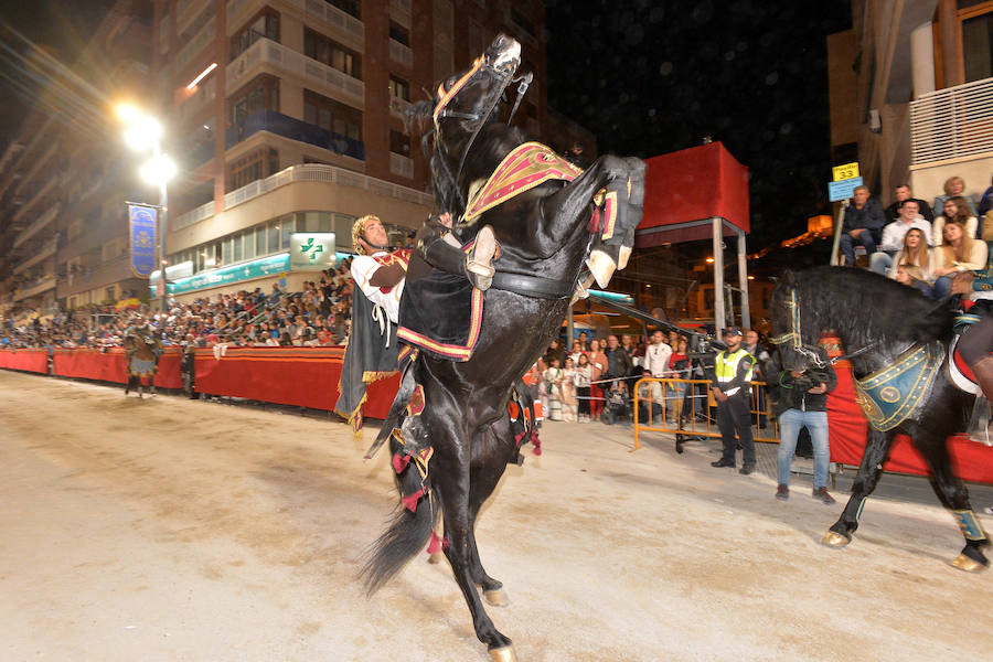 El pueblo hebreo inunda la carrera con los más de 1.000 figurantes que acompañaron a Jesús. La caballería de la reina de Saba puso en pie a los espectadore