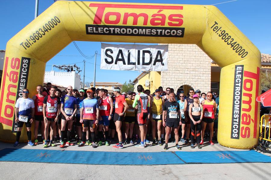 El corredor se lleva la prueba con una marca de 39:52 minutos, por los 47:36 de la atleta