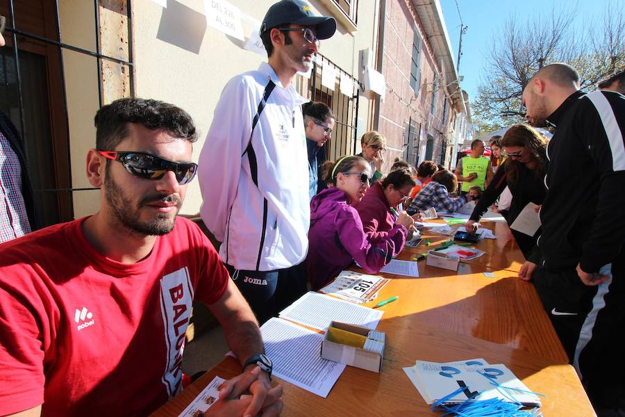 El corredor se lleva la prueba con una marca de 39:52 minutos, por los 47:36 de la atleta