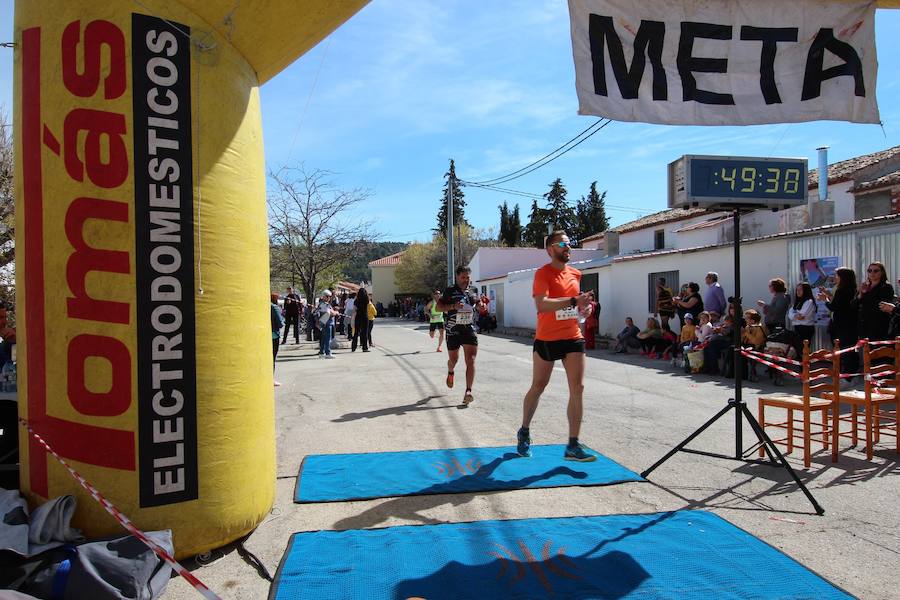 El corredor se lleva la prueba con una marca de 39:52 minutos, por los 47:36 de la atleta