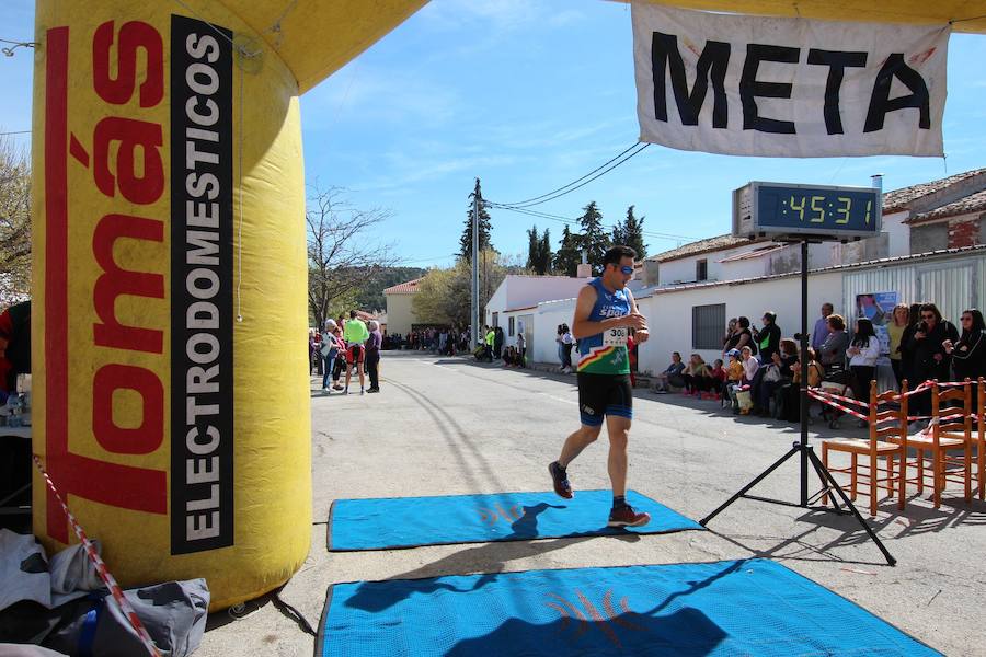 El corredor se lleva la prueba con una marca de 39:52 minutos, por los 47:36 de la atleta