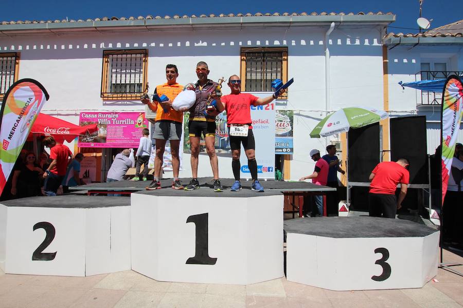 El corredor se lleva la prueba con una marca de 39:52 minutos, por los 47:36 de la atleta