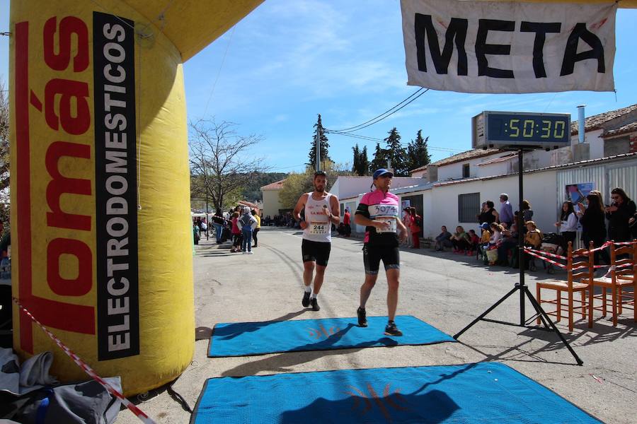 El corredor se lleva la prueba con una marca de 39:52 minutos, por los 47:36 de la atleta