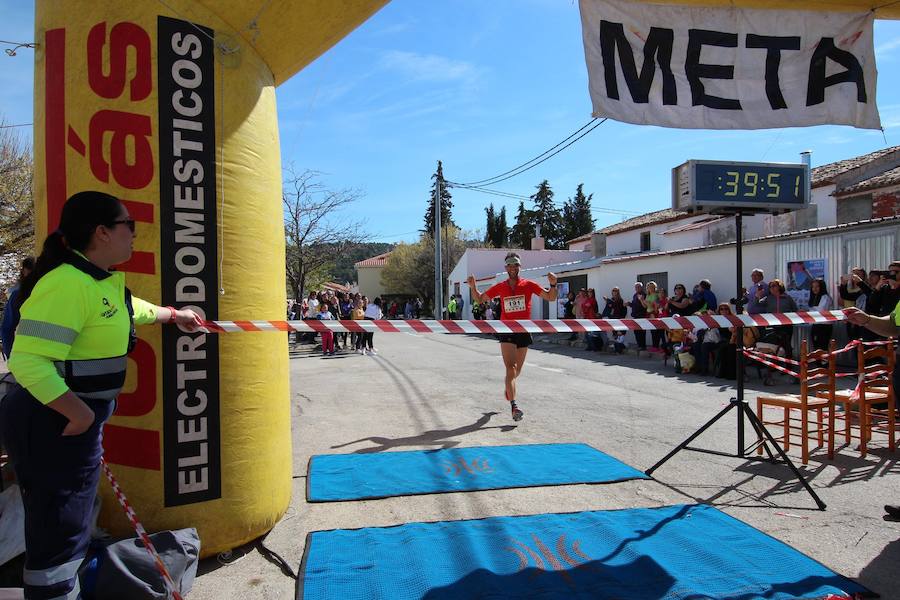 El corredor se lleva la prueba con una marca de 39:52 minutos, por los 47:36 de la atleta