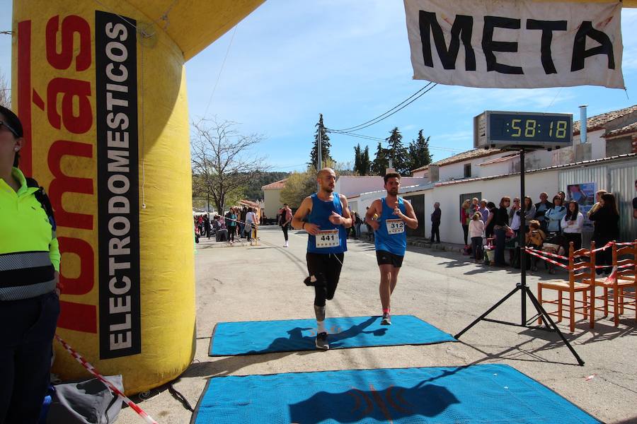 El corredor se lleva la prueba con una marca de 39:52 minutos, por los 47:36 de la atleta