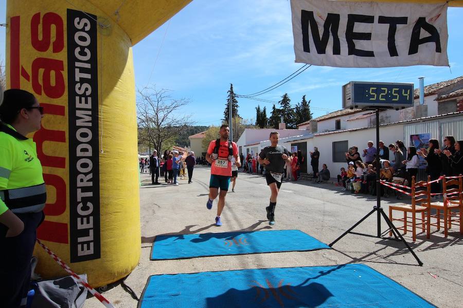 El corredor se lleva la prueba con una marca de 39:52 minutos, por los 47:36 de la atleta