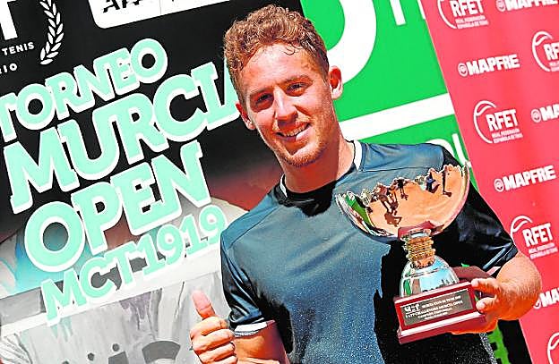 Roberto Carballés, con su trofeo de ganador; a la izquierda, Nico Almagro con Antonio Saura. 