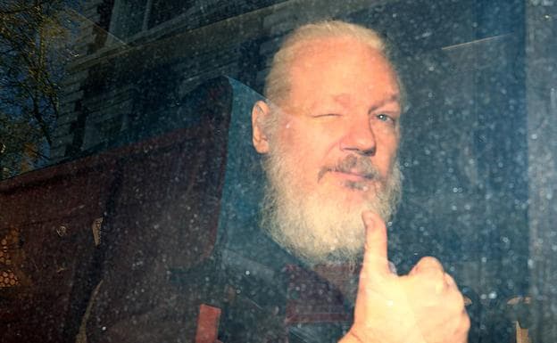 Julian Assange, tras ser detenido el pasado jueves en la Embajada de Ecuador, en Londres.